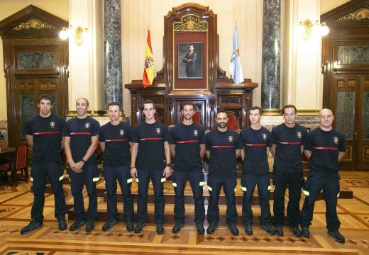 Inés Rey recibe no concello os nove bombeiros de nova incorporación na cidade